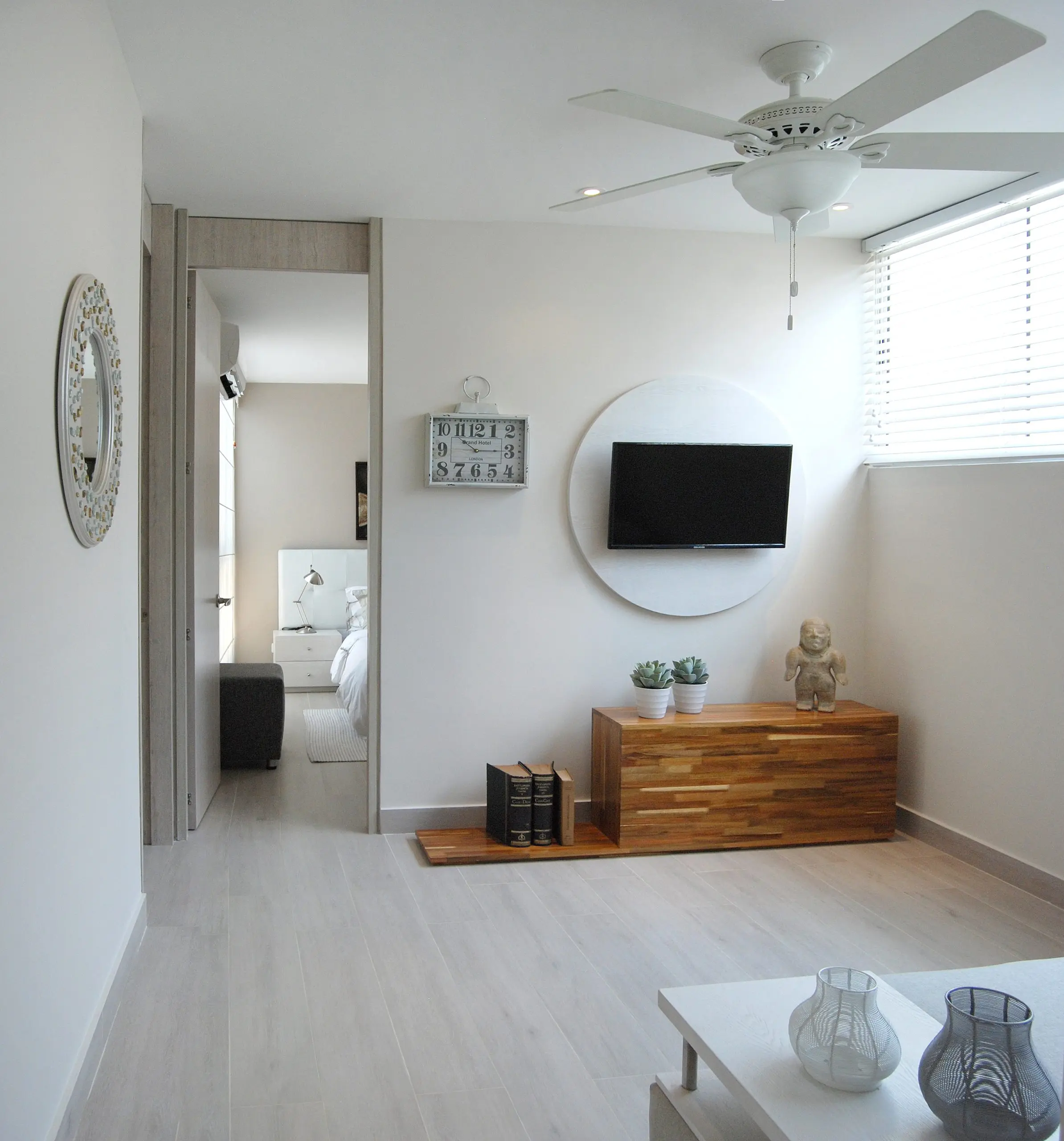 Colombie_AppartementModerne_SalonMinimaliste_TonsClairs-scaled