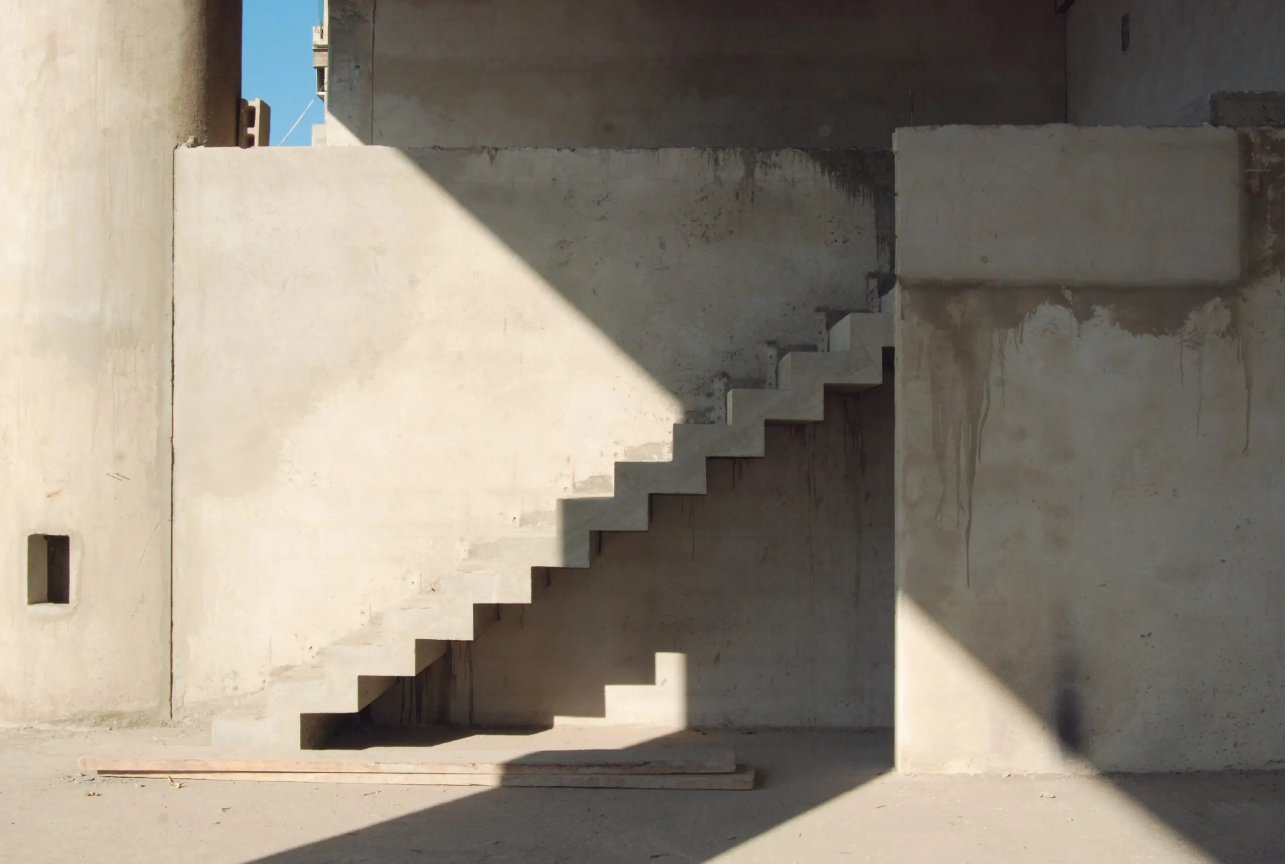 Colombie_BatimentAmbarOceanic_2EscalierBeton_OmbresEtLumieres_Construction-scaled