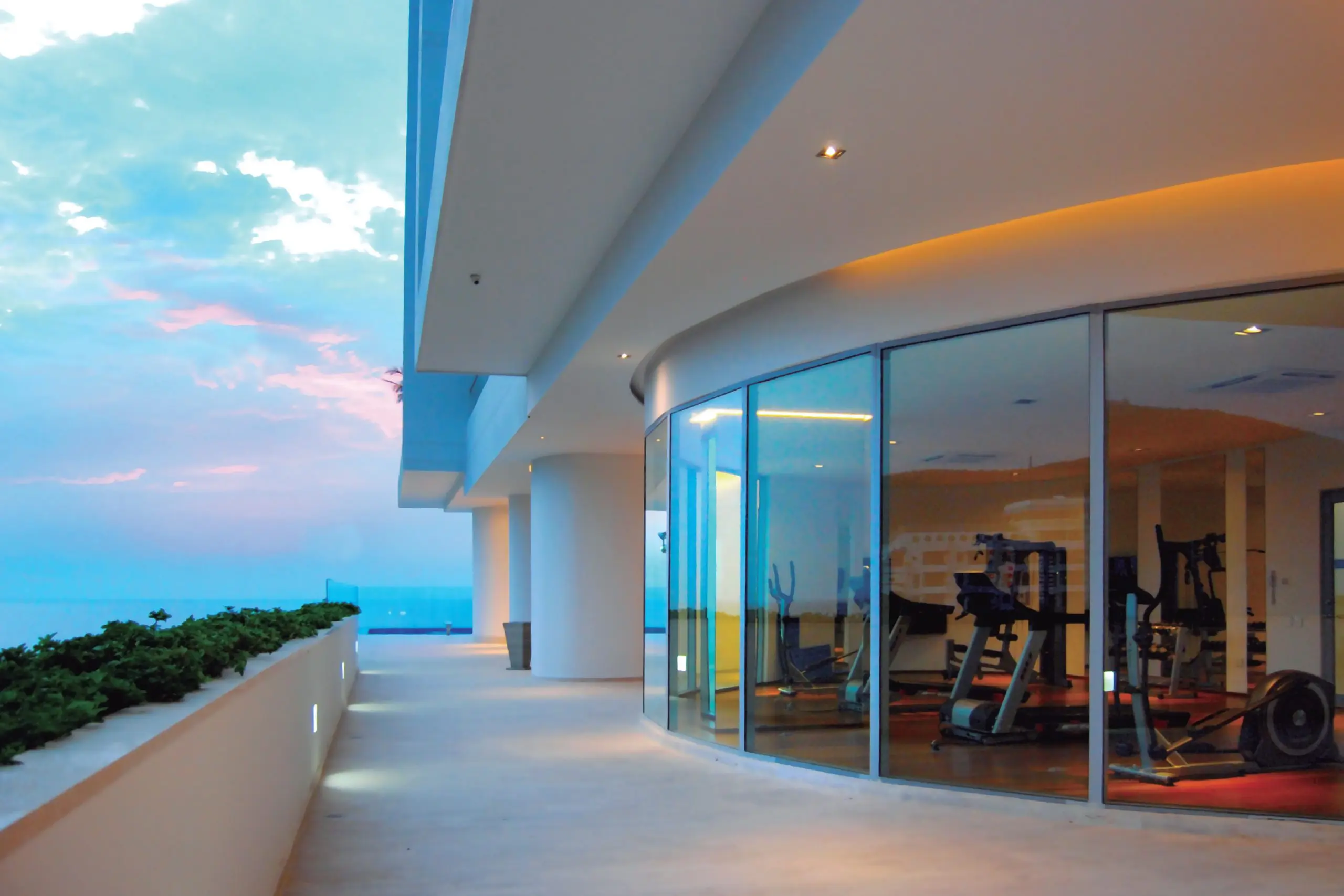 Colombie_BatimentAmbarOceanic_TerrasseGym_VueCrepuscule-scaled
