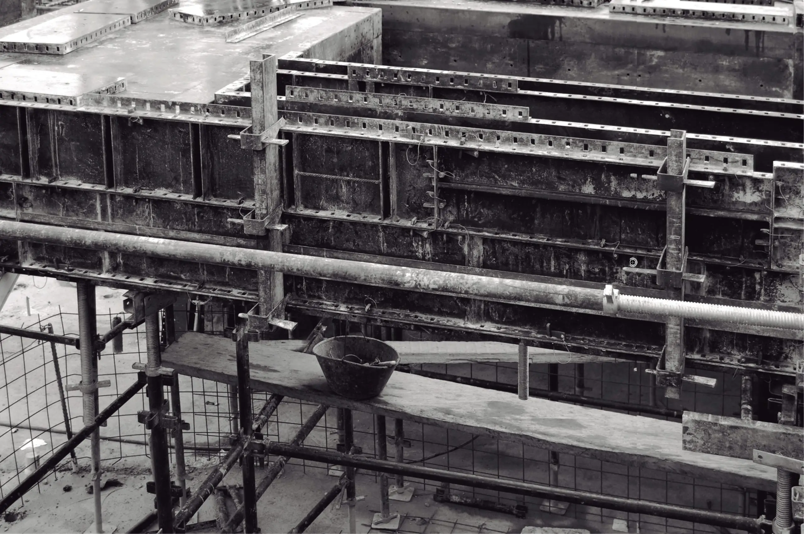 Construction_EncoffrageEtOmbres_TravailEnSuspens-scaled