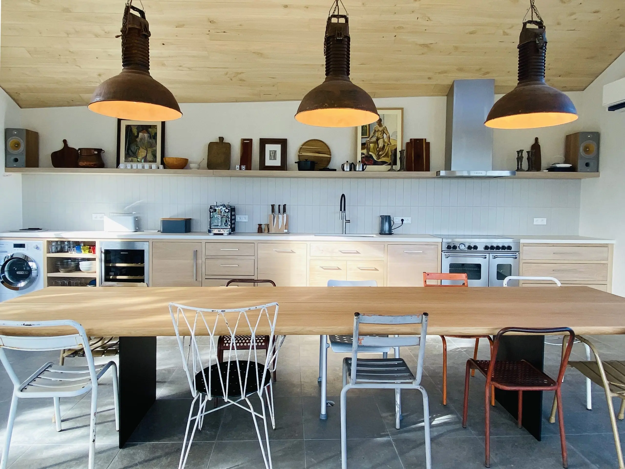 France_MaisonDeCampagne_CuisineLumineuse_TableEtSuspensions1-scaled