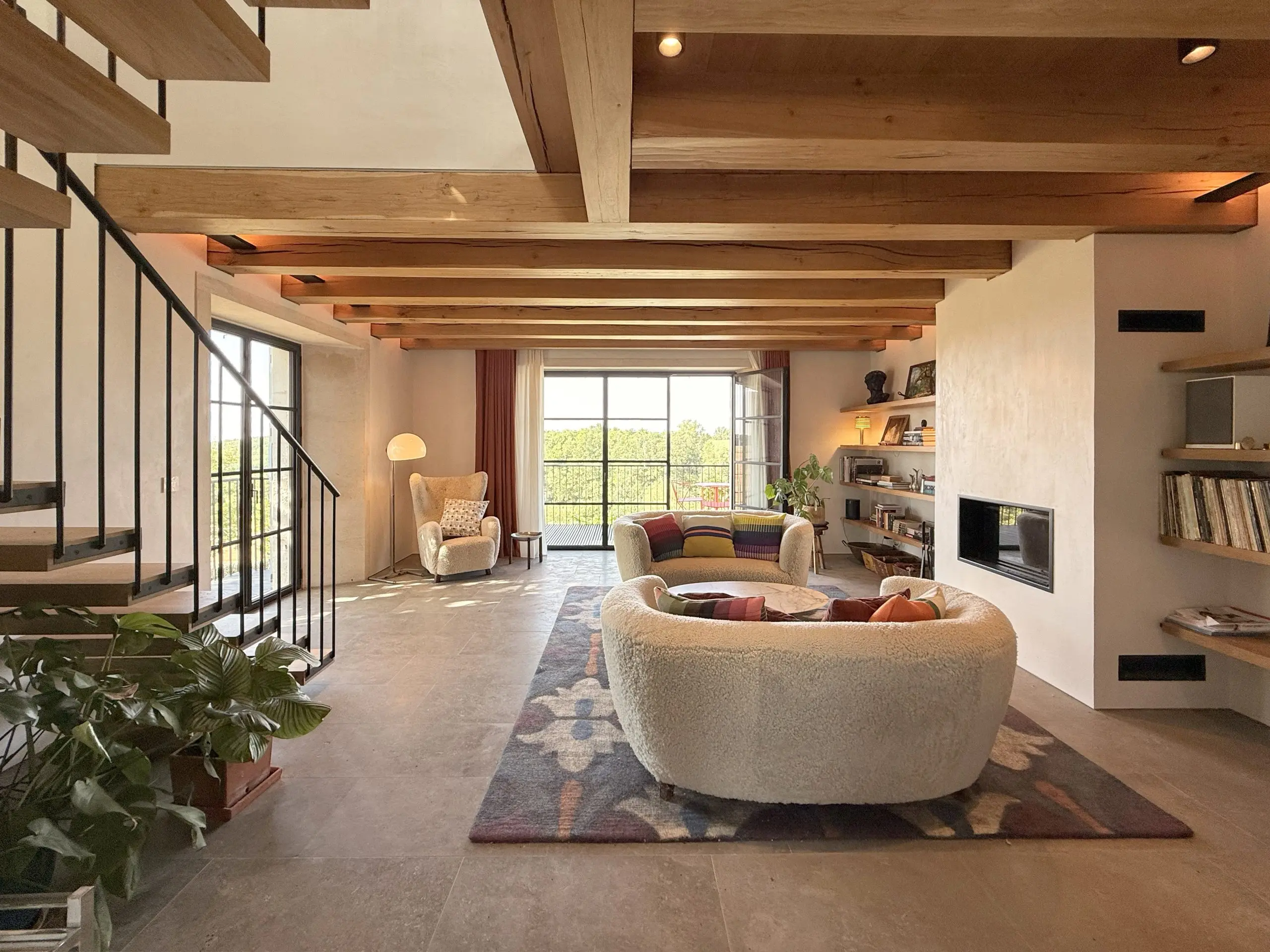 France_MaisonDeCampagne_SalonBoise_LumiereEtChaleur-scaled