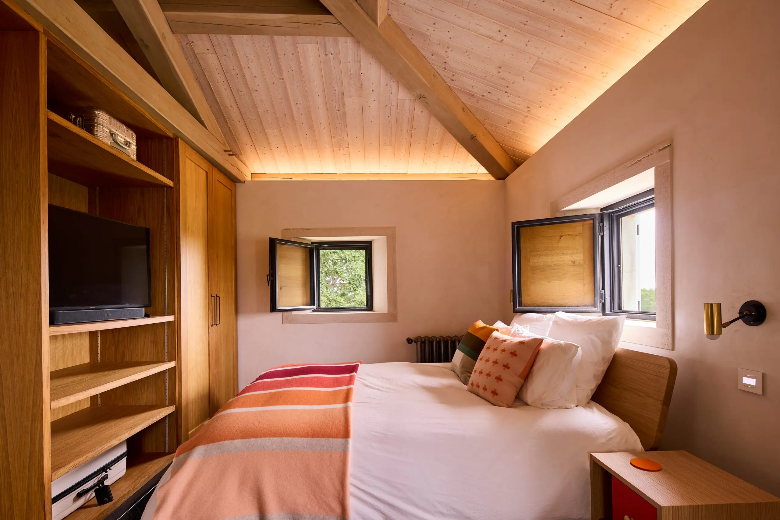 Main-House-south-bedroom-facing-east-scaled
